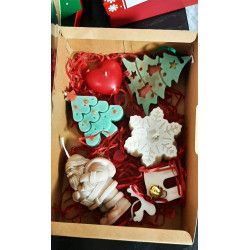 Cadouri Craciun in cutie speciala cu Ren, fulg nea, mos Craciun, brazi decorati, inima rosie, lumanari parfumate, handmade
